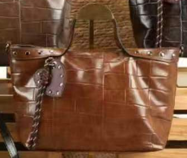BOLSO MATERIAL ALARGADO TACHUELAS 36x23cm