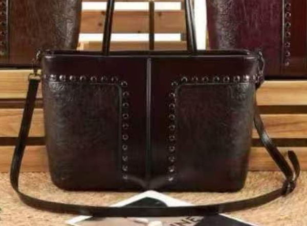 BOLSO MATERIAL ALARGADO TACHUELAS 41x27cm