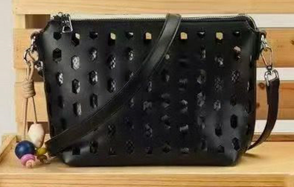 BOLSO BANDOLERA MATERIAL REPUJADO 23x20cm