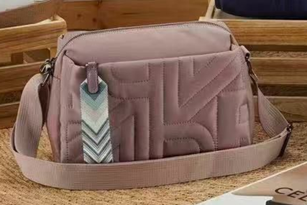 BOLSO ALARGADO RELIEVE 28x20cm
