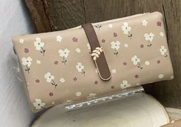 CARTERA SRA. ALARGADA FLORECITAS 19x10cm