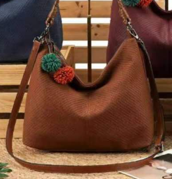 BOLSO RECTANGULAR MATERIAL POMPONES 35x30cm