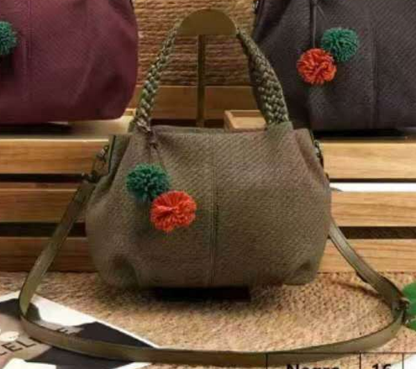 BOLSO MATERIAL POMPONES 30x22cm