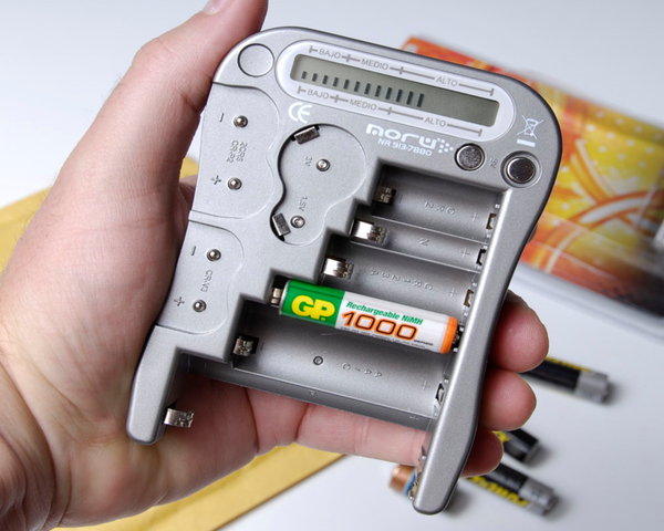 COMPROBADOR DE PILAS CON PANTALLA LCD