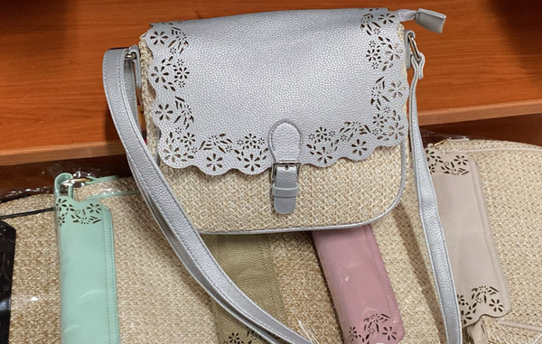-BOLSO MIMBRE MATERIAL HEBILLA 22x18cm