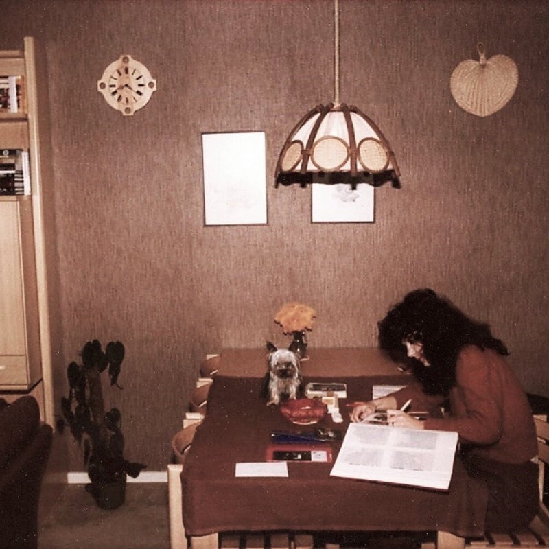 Ans plakt foto's in album en hondje  Wiskey zit er bij -  december 1979.