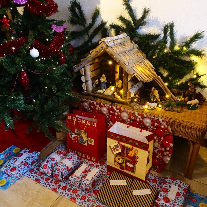 Cadeautjes bij onze nieuwe kerstboom - 25 dec.2024.