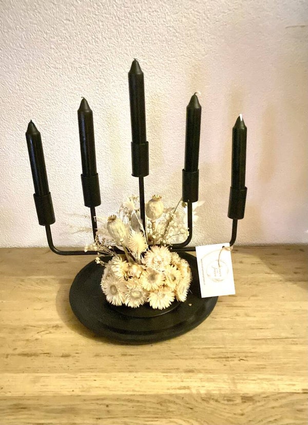 “Kandelaar mat zwart met 5 kaarsen en naturel droogbloemen”