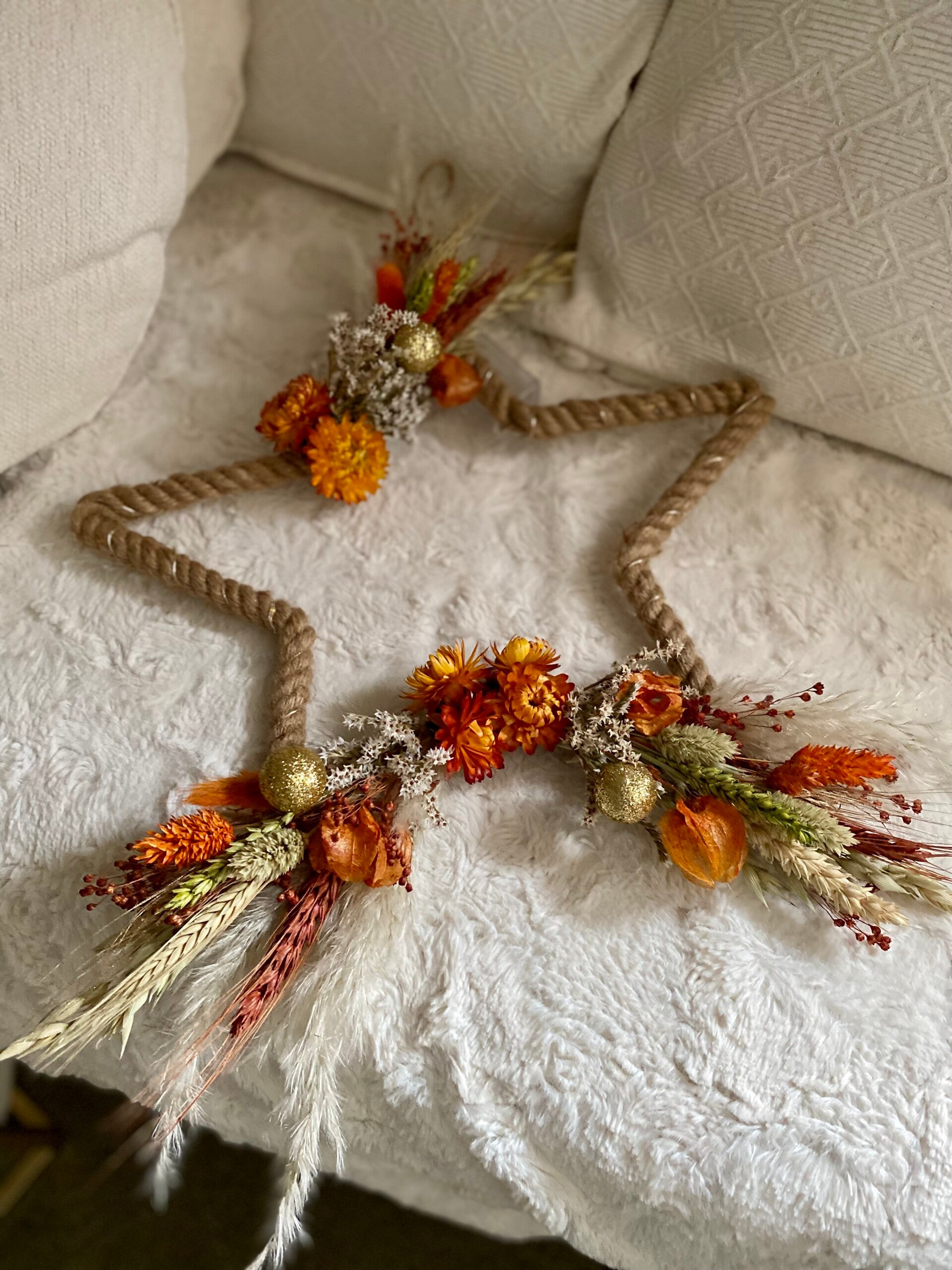 “Jute kerst ster met droogbloemen en batterij verlichting”