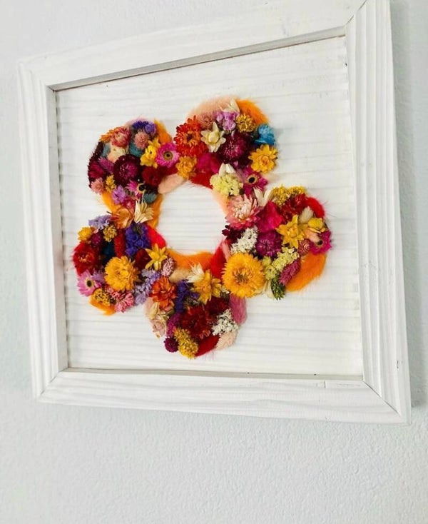“Wit houten paneel 15,5cmx15,5cm  met droogbloemen in een bloemvorm”
