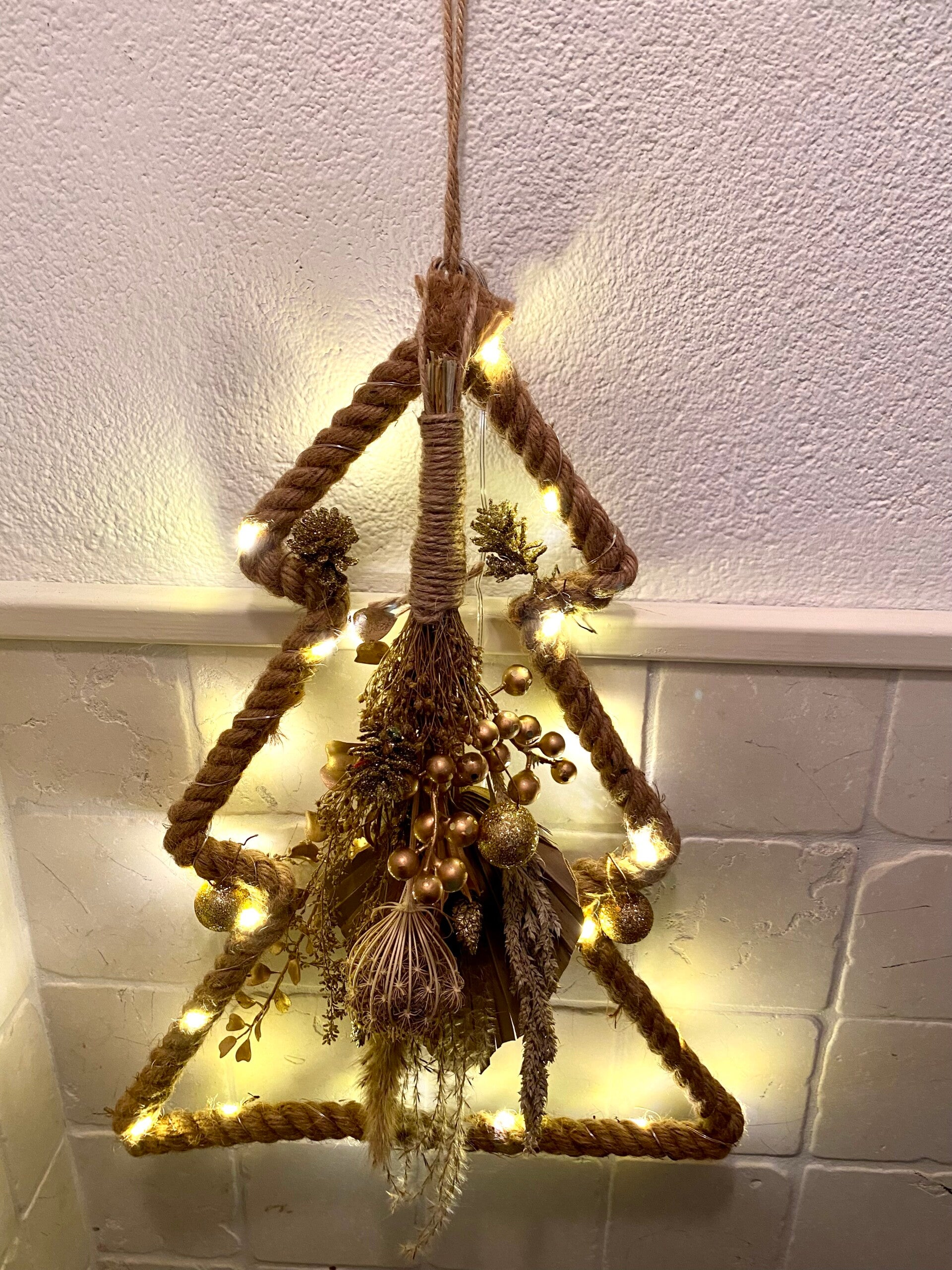 “Jute kerstboom hanger 40cm met droogbloemen toef en verlichting”