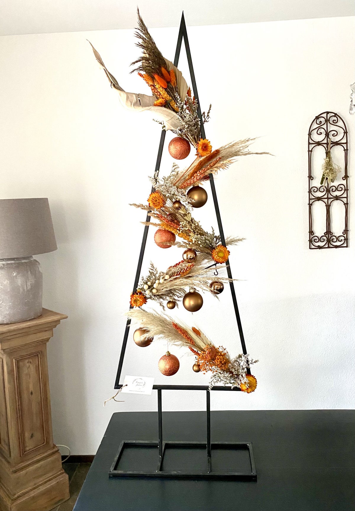 “Zwart metalen kerstboom 120cm hoog inclusief droogbloemen, kerstballen “Zwart metalen kerstboom 120cm hoog inclusief droogbloemen, kerstballen