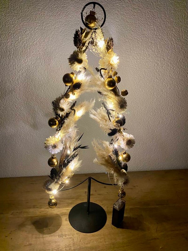 "Zwart metalen Kerstboompje 55cm inclusief droogbloemen, kerstballetjes en verlichting”