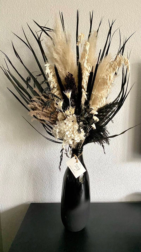 “Vaas zwart 40cm  met zwart/witte droogbloemen”