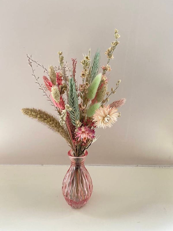 “Vaasje roze gevuld met mintgroen/roze/groene droogbloemen”