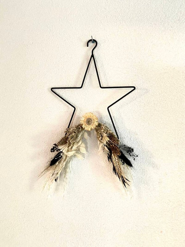 “Kerst ster  met haakje zwart 23,5 cm met droogbloemen”