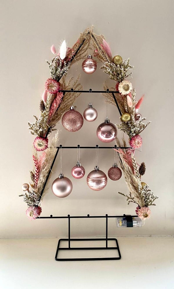 “Zwart metalen kerstboompje 60cm met roze droogbloemen, kerstballen en verlichting”