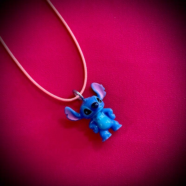 Collier DISNEY avec cordon de couleur aléatoire