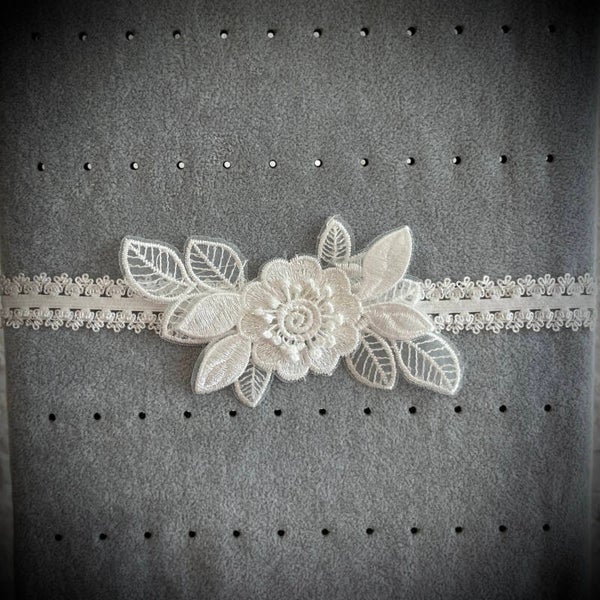 Jarretière Extensible en Dentelle Blanche – Accessoire Chic de Cérémonie