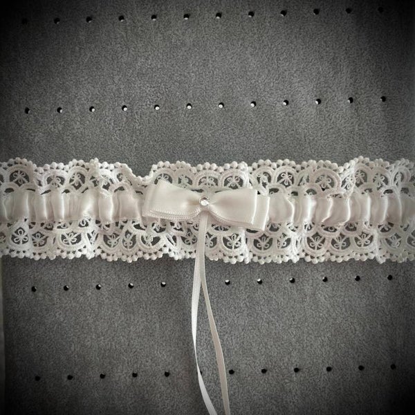 Jarretière Extensible en Dentelle Blanche – Accessoire Chic de Cérémonie