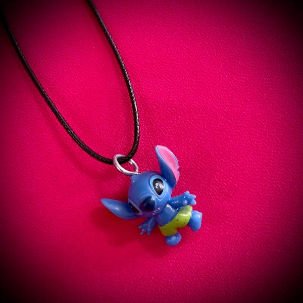 Collier DISNEY avec cordon de couleur aléatoire