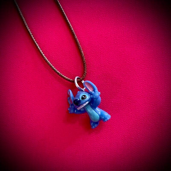 Collier DISNEY avec cordon de couleur aléatoire