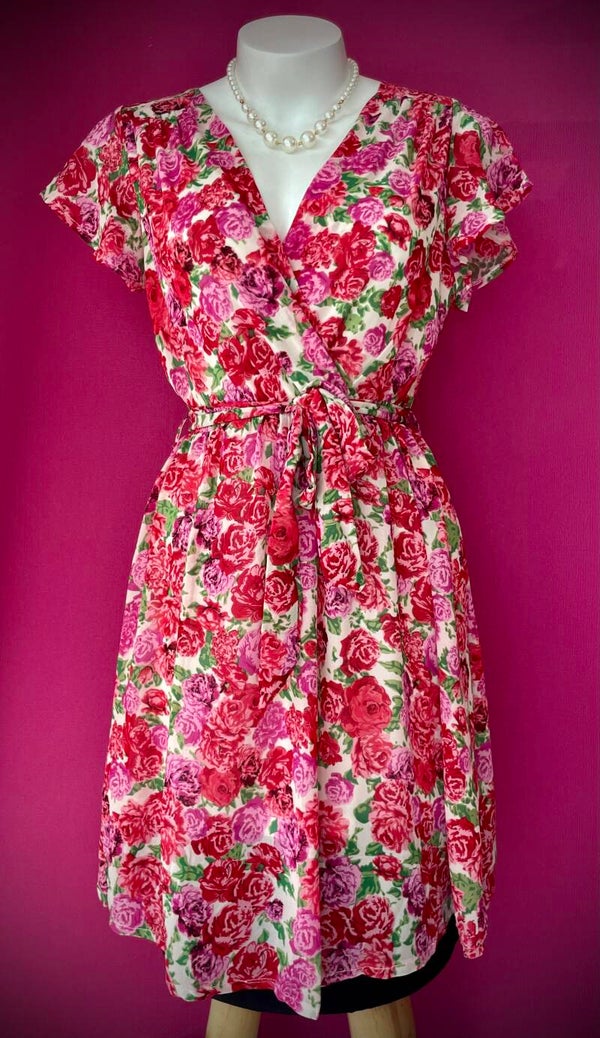 Robe Courte à Motifs – Un Style Intemporel