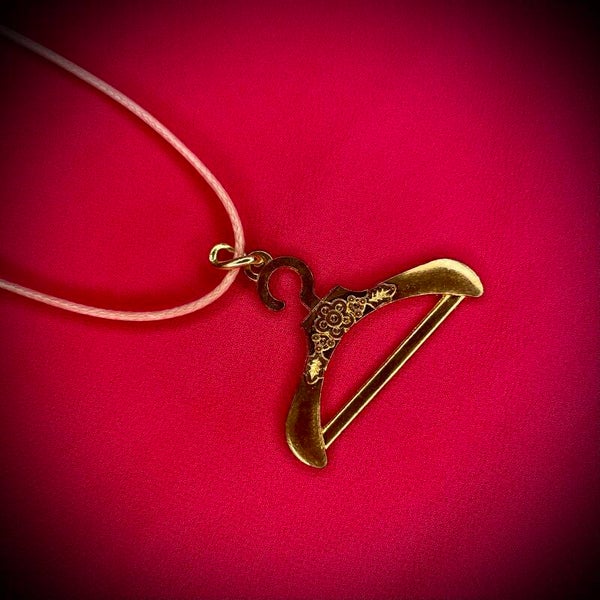 Collier BRELOQUE avec cordon de couleur aléatoire