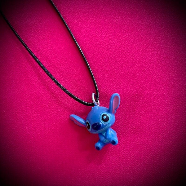 Collier DISNEY avec cordon de couleur aléatoire