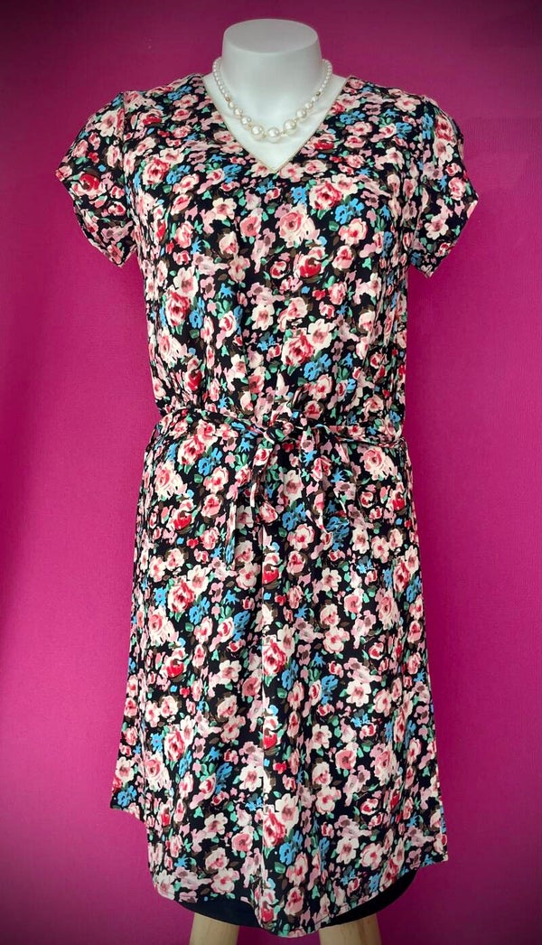 Robe Courte à Motifs – Un Style Intemporel
