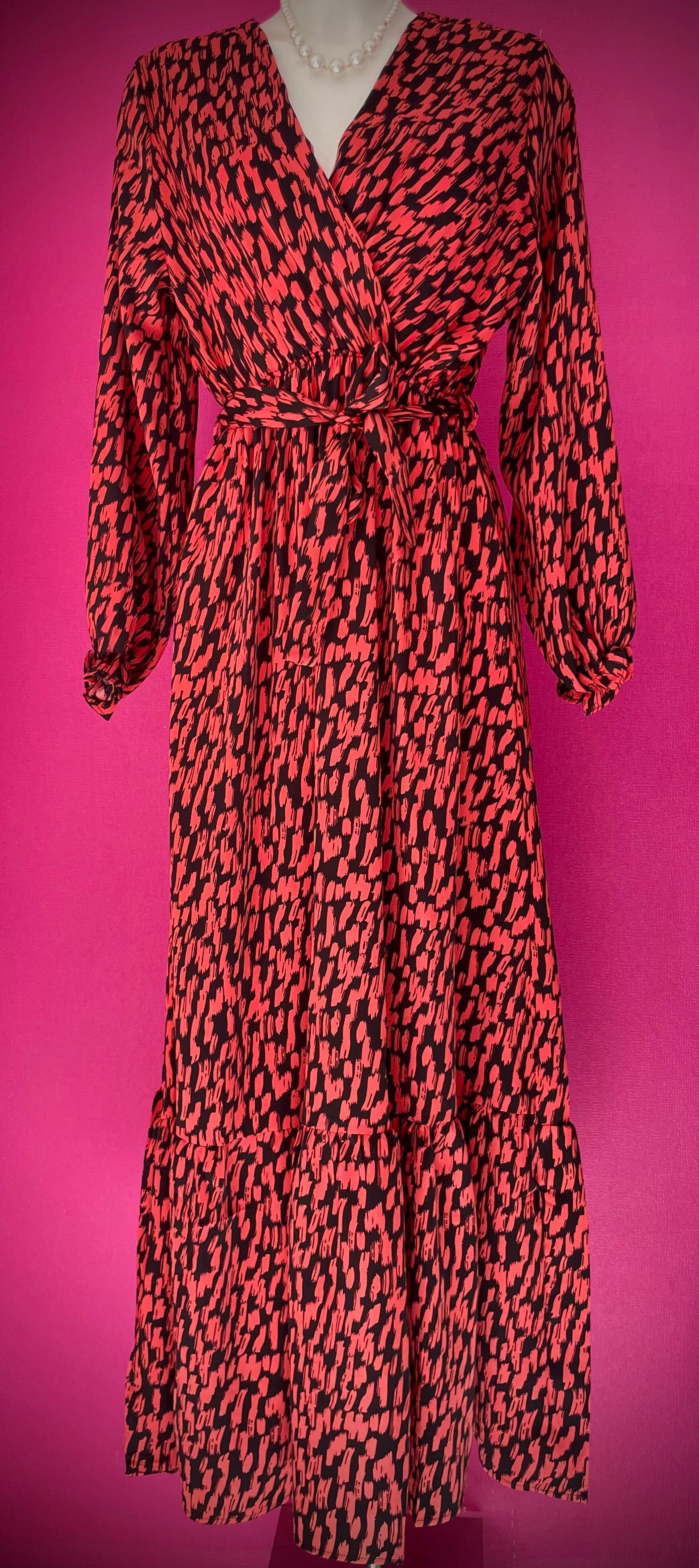 Robe Longue à Motifs – Élégance et Raffinement