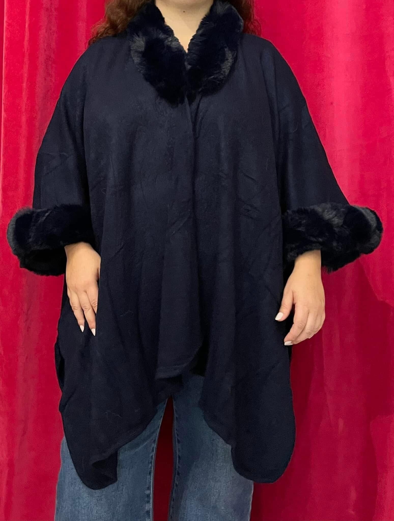 Poncho Douillet avec Finition Moumoute – Élégance et Confort