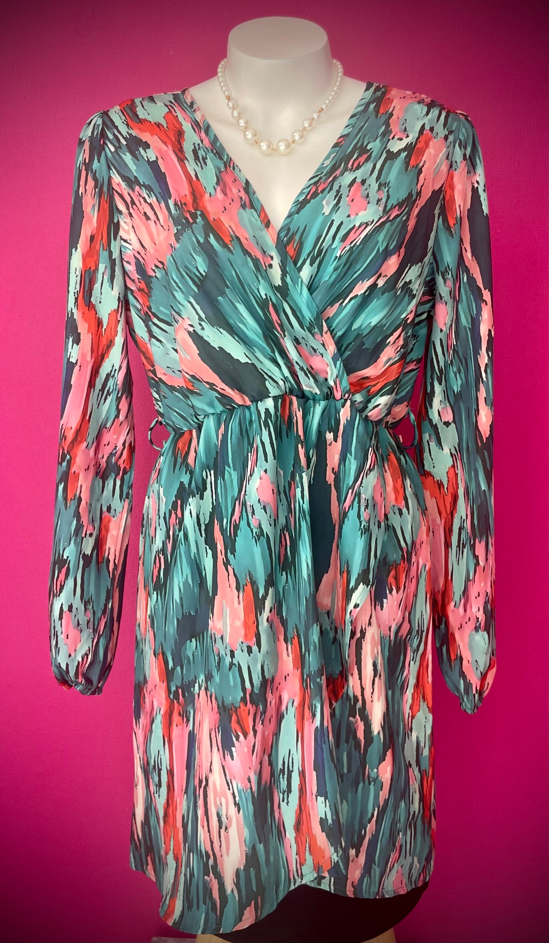 Robe Courte à Motifs – Un Style Intemporel