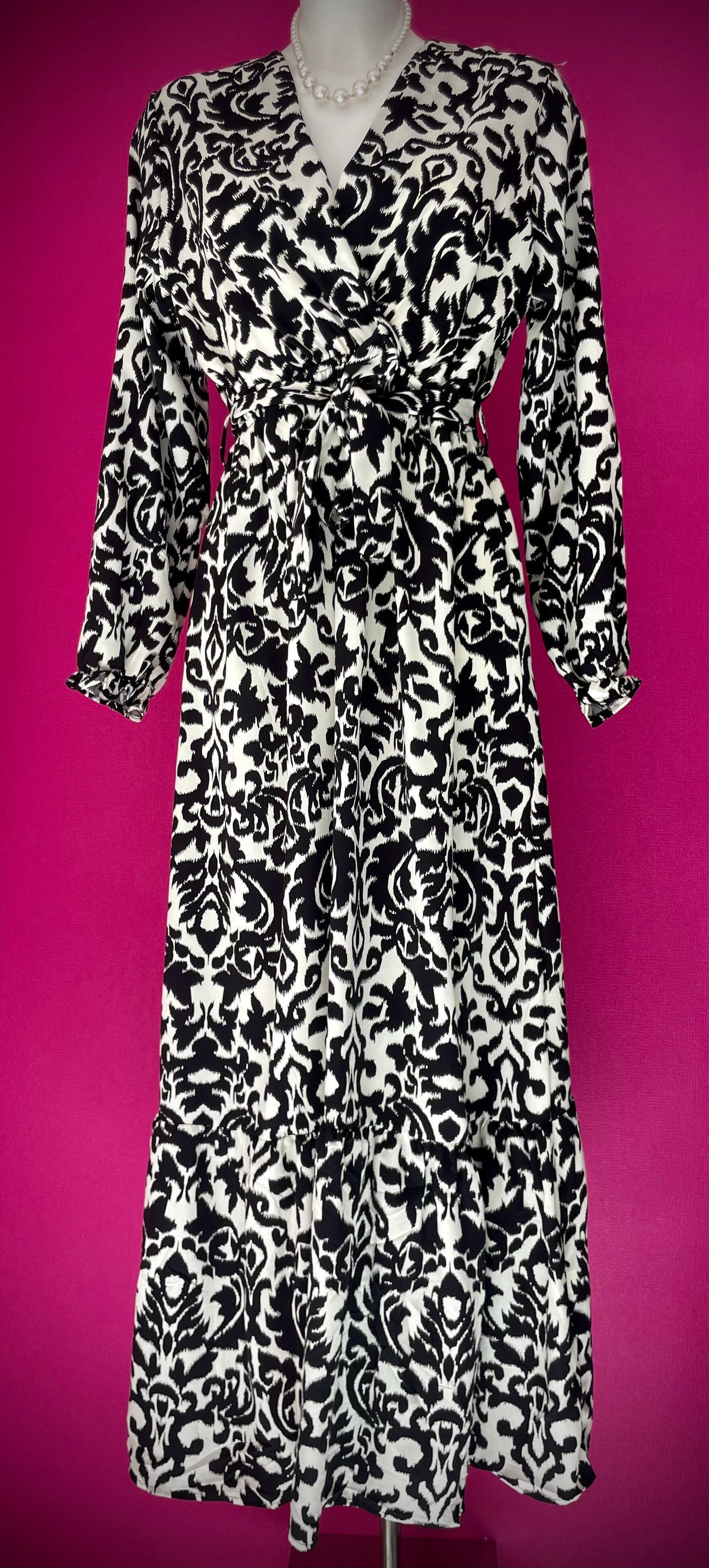 Robe Longue à Motifs – Élégance et Raffinement