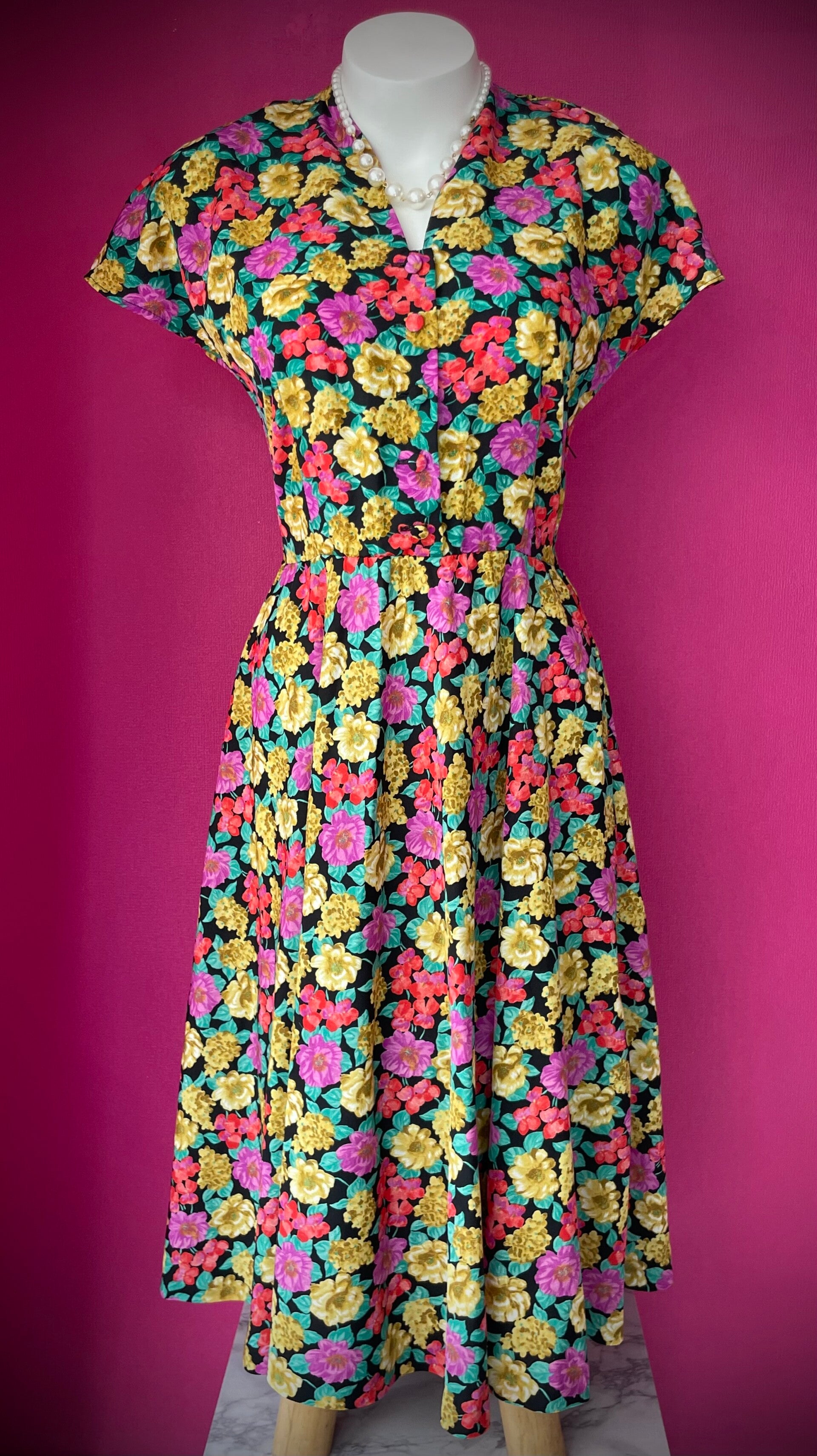 Robe Courte à Motifs – Un Style Intemporel