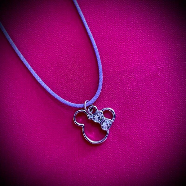 Collier DISNEY avec cordon de couleur aléatoire