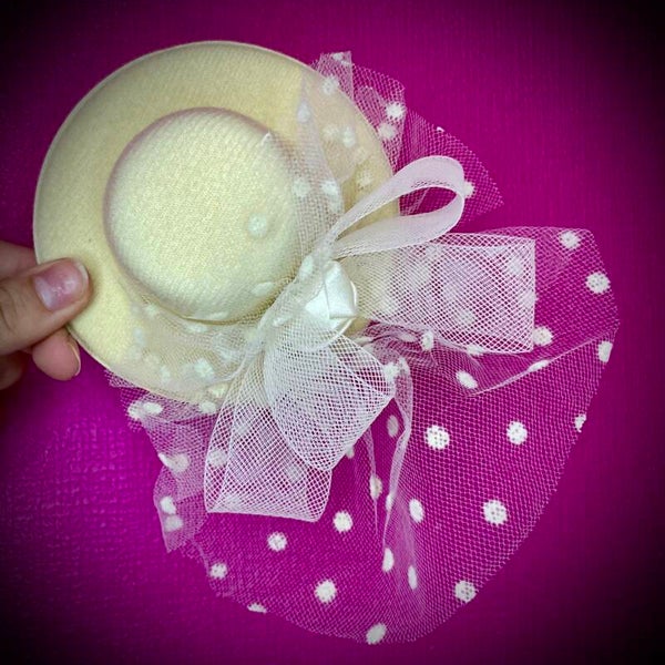 Chapeau à pince pour cheveux