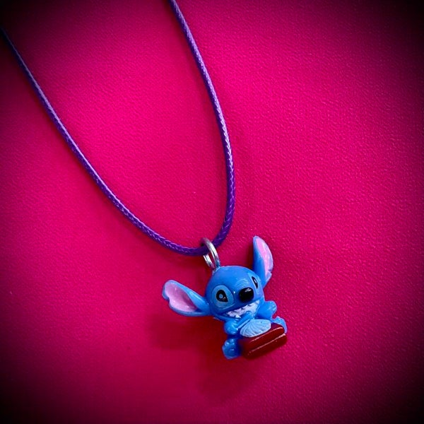 Collier DISNEY avec cordon de couleur aléatoire