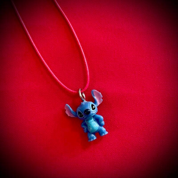 Collier DISNEY avec cordon de couleur aléatoire