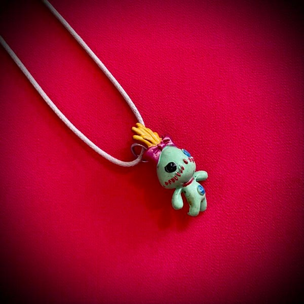 Collier DISNEY avec cordon de couleur aléatoire