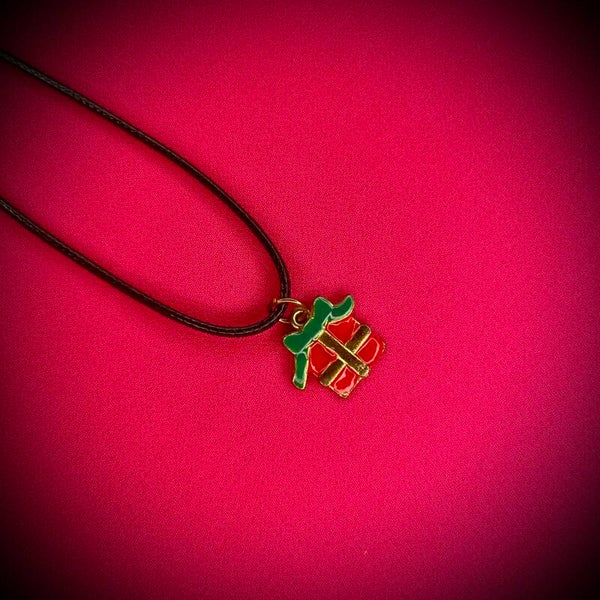 Collier BRELOQUE avec cordon de couleur aléatoire