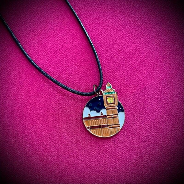 Collier DISNEY avec cordon de couleur aléatoire