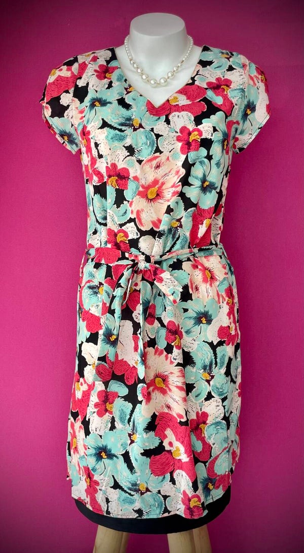 Robe Courte à Motifs – Un Style Intemporel