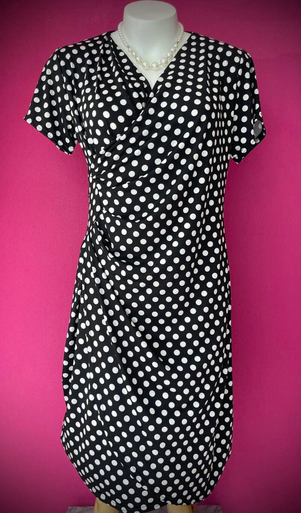 Robe Courte à Motifs – Un Style Intemporel