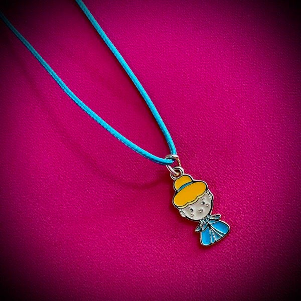 Collier DISNEY avec cordon de couleur aléatoire