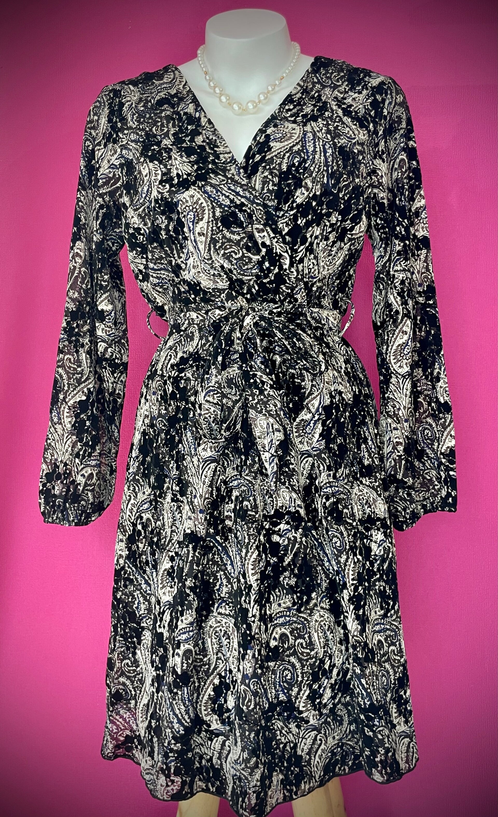 Robe Courte à Motifs – Un Style Intemporel