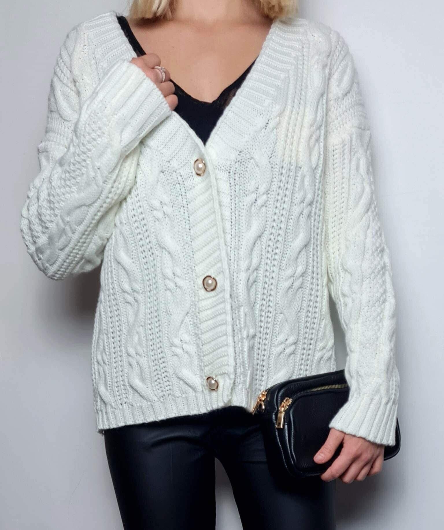 Gilet en maille blanche – Élégance intemporelle