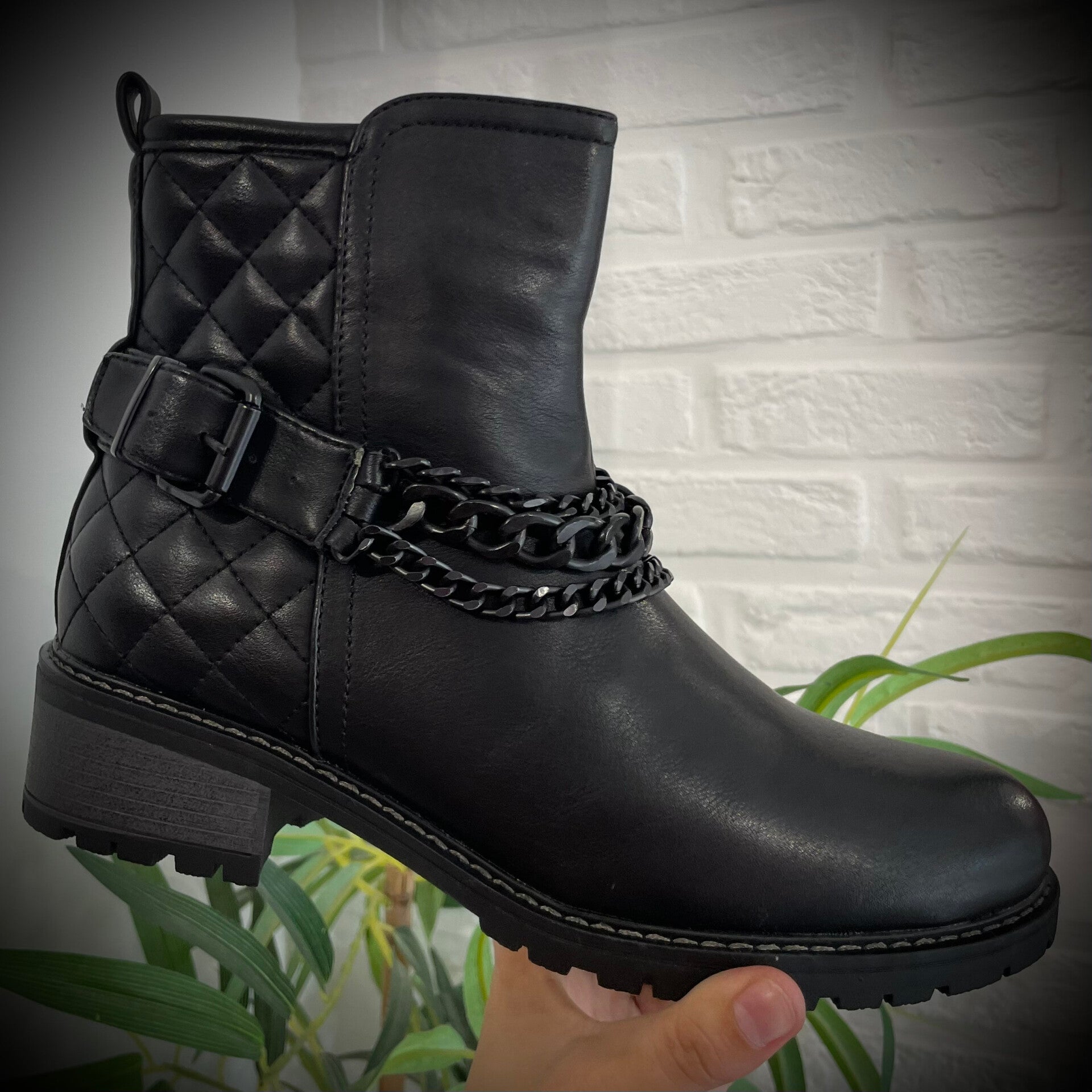 Bottines noir modèle mi-haut