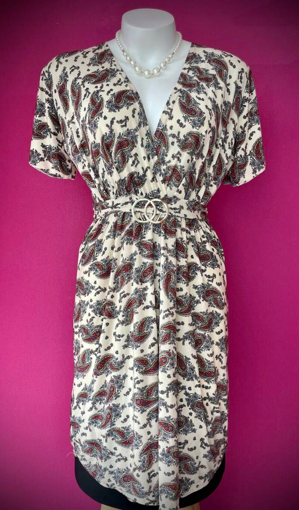 Robe Courte à Motifs – Un Style Intemporel