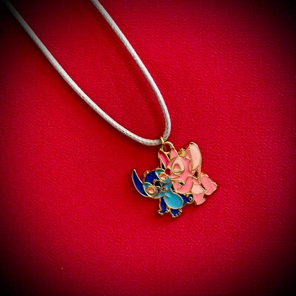 Collier DISNEY avec cordon de couleur aléatoire